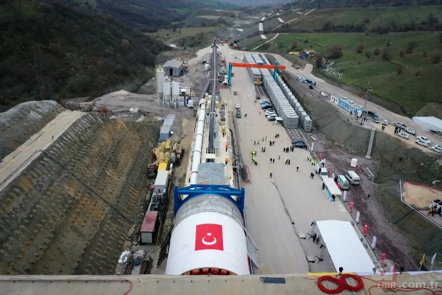 Ulaştırma ve Altyapı Bakanı Adil Karaismailoğlu İzmir-Afyonkarahisar-Ankara YHT tünel kazı başlangıç törenine katıldı 4