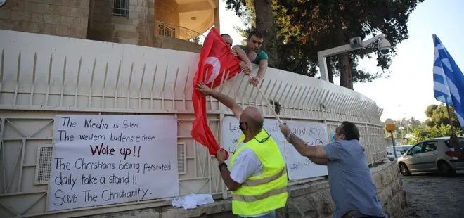 Türk konsolosluğu önünde alçak provokasyon! Türk bayrağı yaktılar
