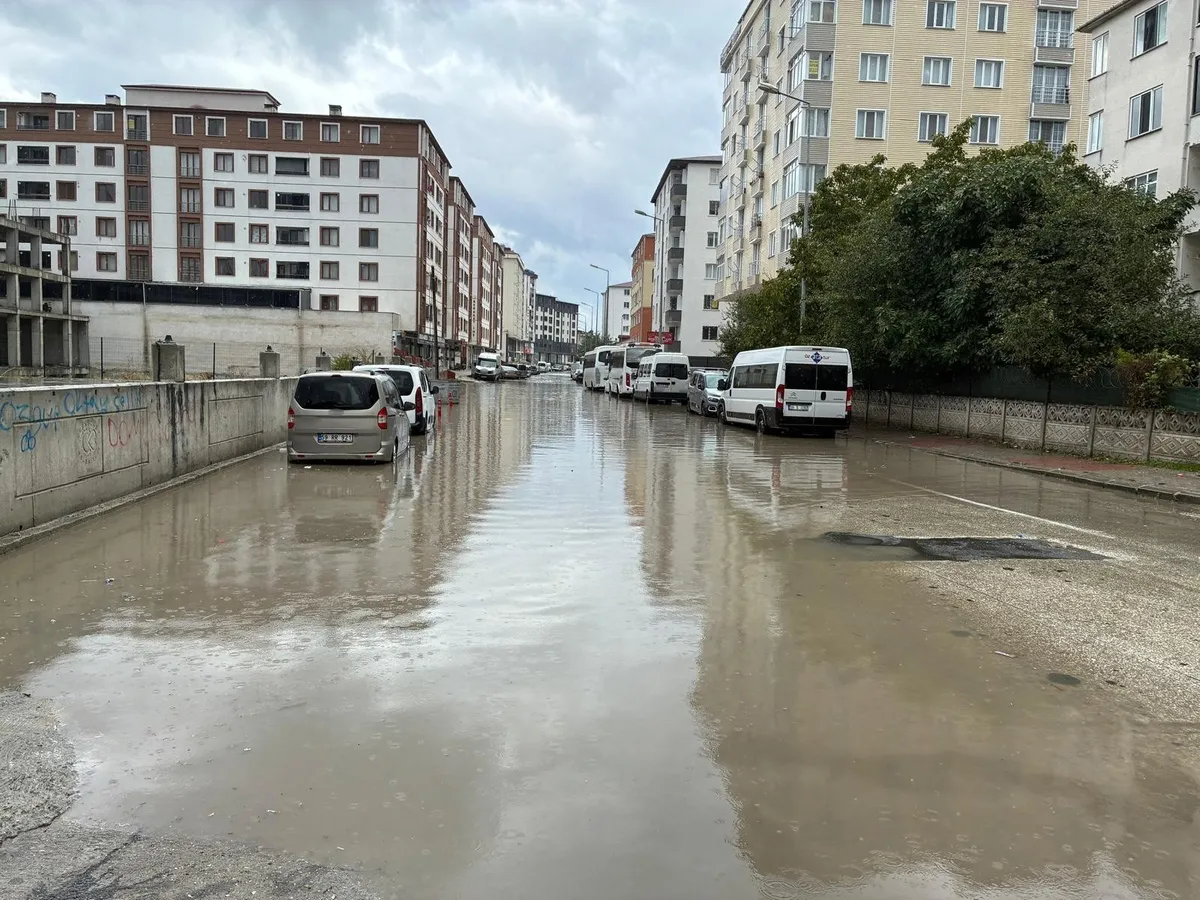 Tekirdağ Çerkezköy'de aniden bastıran sağanak hayatı felç etti: Su yüksekliği yarım metreye ulaştı - 1