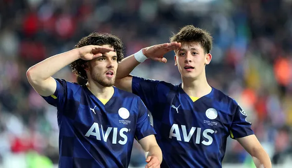 son-dakika-fenerbahce-arda-gulerin-sozlesmesini-uzatti-1685118435396.jpg Son dakika: Fenerbahçe Arda Güler'in sözleşmesini uzattı - 4