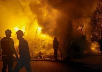 Kuruyemiş yüklü tır alev alev yandı