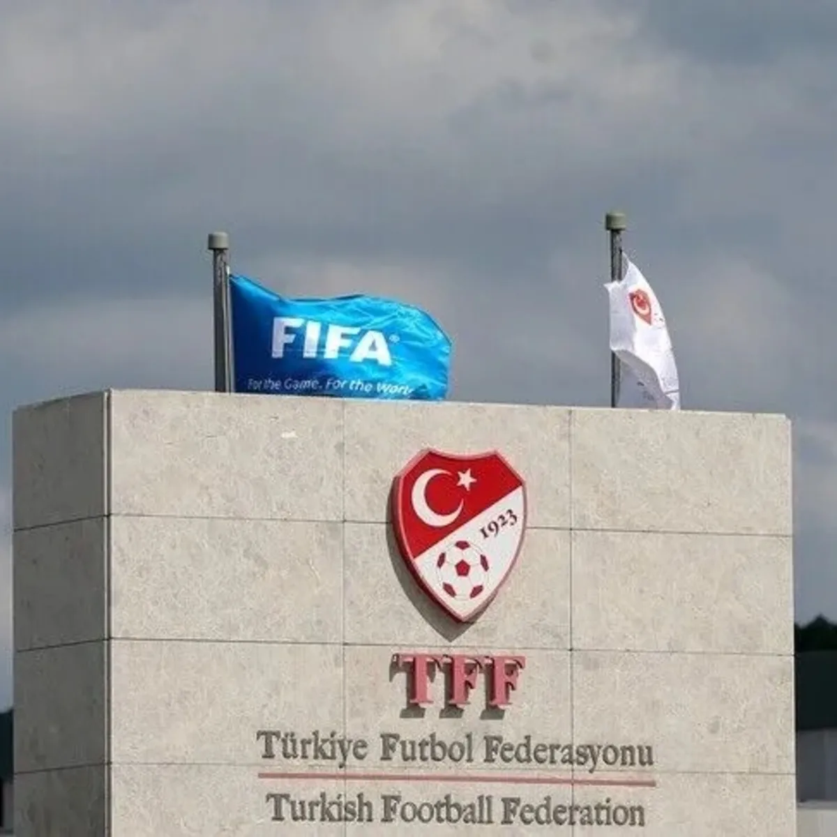 TFF duyurdu! Trabzonspor-Galatasaray derbisinin ardından Okan Buruk ve Lesley Ugochukwu PFDK'ye sevk edildi