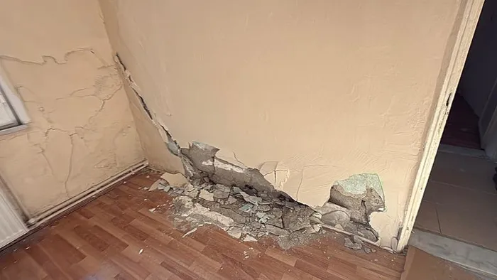 kagithanede-catlaklar-olusan-bina-tahliye-edildi-1737825620167.jpeg Kağıthane'de çatlaklar oluşan bina tahliye edildi - 2