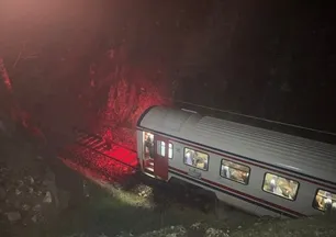 Toprak kaydı tren vagonu raydan çıktı! 150 yolcu tahliye edildi