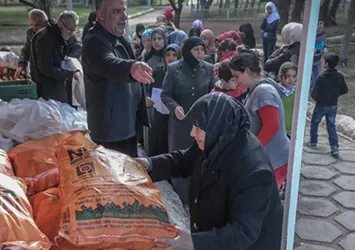 Maaşını Suriyeli ailelere harcıyor