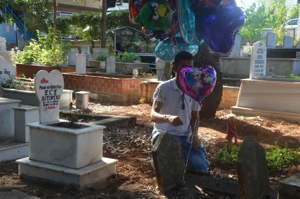 1626890120510.jpg Antalya'da çocuk mezarlarına balon bağlanmasının yürekleri burkan hikayesi: "Çocuğum mezarda o gelemez" - 5