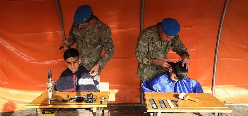 Türkiye tek yürek! Adıyaman'da çadır kentteki depremzedelerin tıraşı Mehmetçikten