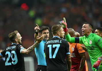 Muslera yürekleri ağza getirdi! Sarı kartla kurtuldu