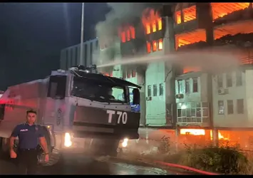 Başakşehir'de fabrikada çıkan yangını söndürme çalışmaları sürüyor