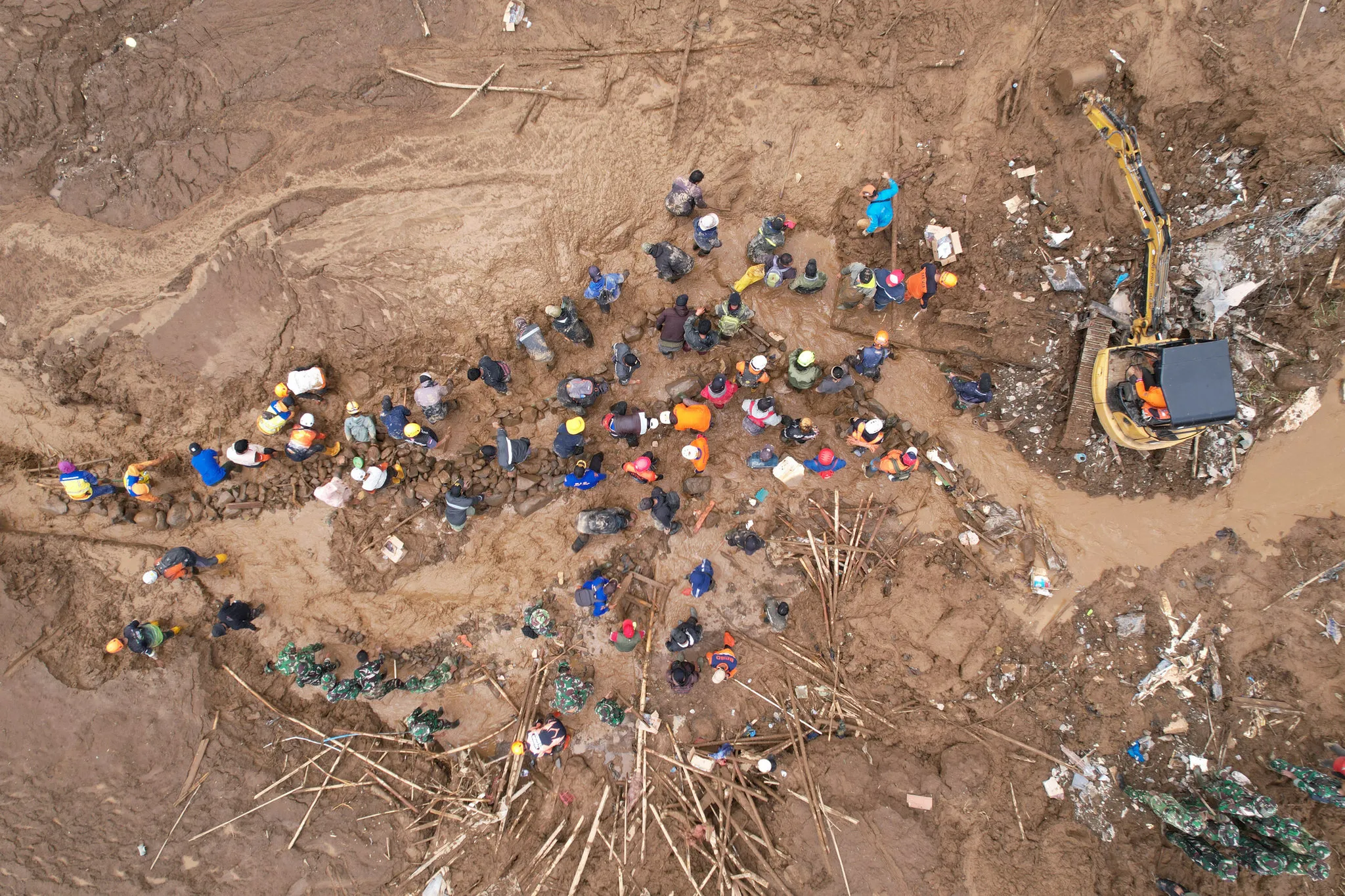 Endonezya'da toprak kayması: Ölü sayısı 25'e yükseldi