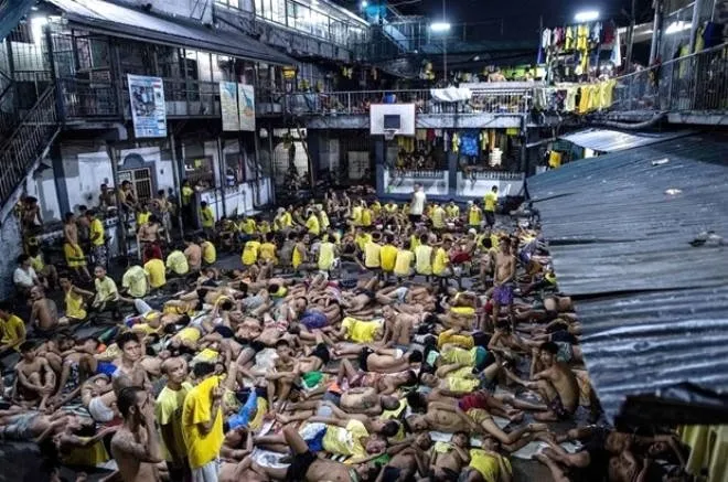 Filipinler’deki cezaevinden tüyler ürperten kareler