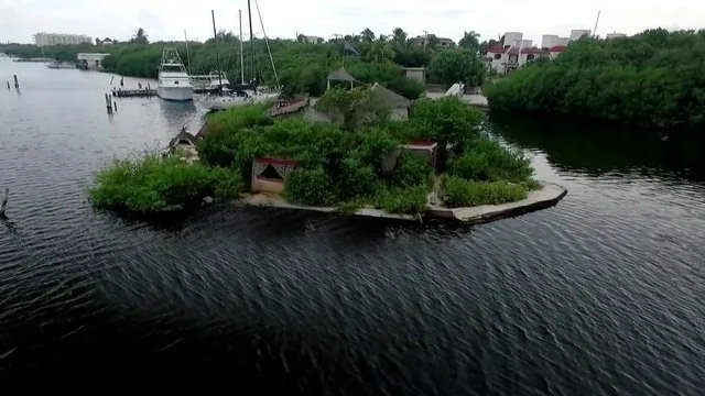 150 bin pet şişe kullanarak ada yaptı! Şimdi üzerinde yaşıyor…