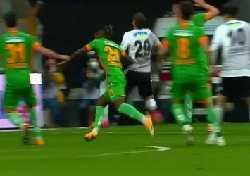 İşte Beşiktaş'ın penaltı beklediği pozisyon! Cenk Tosun yerde kaldı ama...