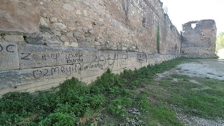 İznik'teki 2 bin yıllık surlara, sprey boyalı saygısızlık - 1