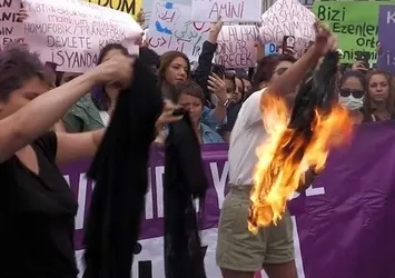 Sözde 'özgürlük' savunucularından çirkin provokasyon! LGBT bayrağı açıp başörtüsüne ve çarşafa saldırdılar