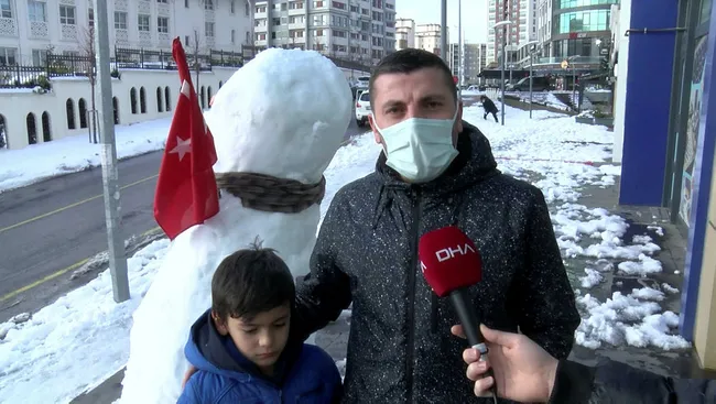 İstanbul’da 10 yaşındaki Muhammed Türk bayrağının rüzgarda dolandığını görüp düzeltti - 1
