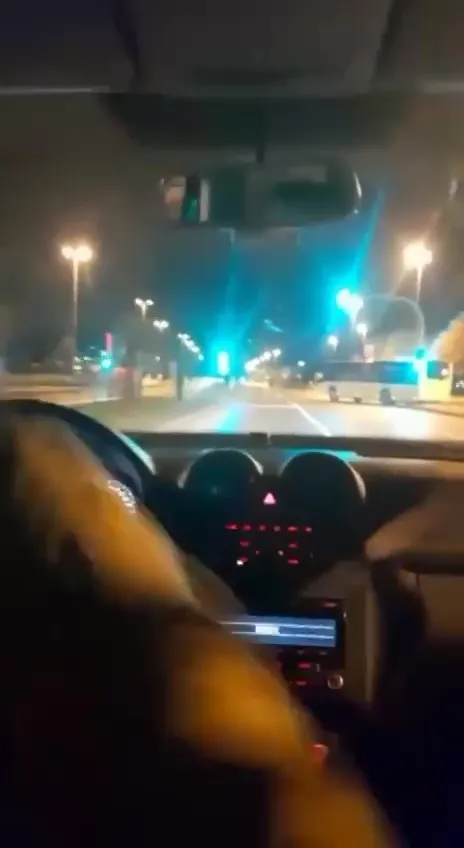 kirmizi-isikta-gecen-iett-kazaya-sebep-oldu-o-anlar-kamerada-1670226308364.jpg Kırmızı ışıkta geçen İETT kazaya sebep oldu! O anlar kamerada - 2