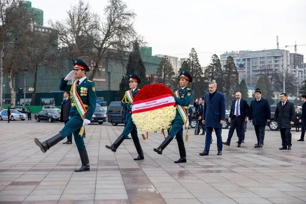 Bakan Hakan Fidan’dan Tacikistan’da önemli görüşmeler! İşbirliği programına imzalar atıldı