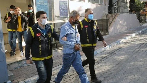 canan-karatayi-dolandirmislardi-marmariste-sucustu-yakalandilar-1634894698926.jpg Canan Karatay'ı dolandırmışlardı! Marmaris'te suçüstü yakalandılar - 1