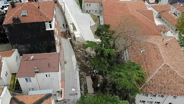 1683279317812.jpeg İstanbul'da facianın eşiğinden dönüldü! İstinat duvarı okul bahçesine yıkıldı - 2