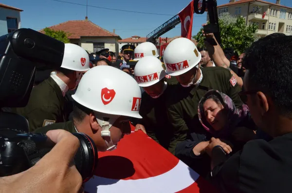 Pençe- Kilit şehidi Tunahan Erbaşı Aksaray'da son yolculuğuna uğurlandı! Gözyaşları sel oldu - 1