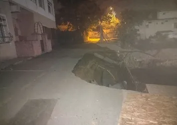İnşaat nedeniyle yol çöktü! 3 katlı bina boşaltıldı