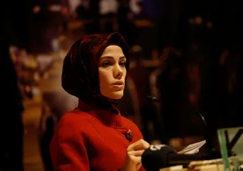 Esra Albayrak’tan iki öğrenciye burs sözü