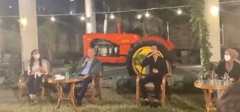 Başkan Erdoğan Adana'da gençlerle buluştu! "Aşık Veysel’in “Uzun İnce Bir Yoldayım” türküsüne eşlik etti