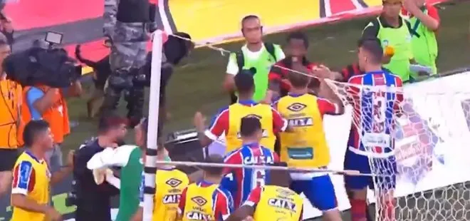 Vitoria - Bahia maçında saha karıştı