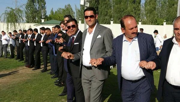 1630340852203.jpg Aşiret düğününde damada 3,4 milyon TL geline ise kilolarca altın takıldı - 1