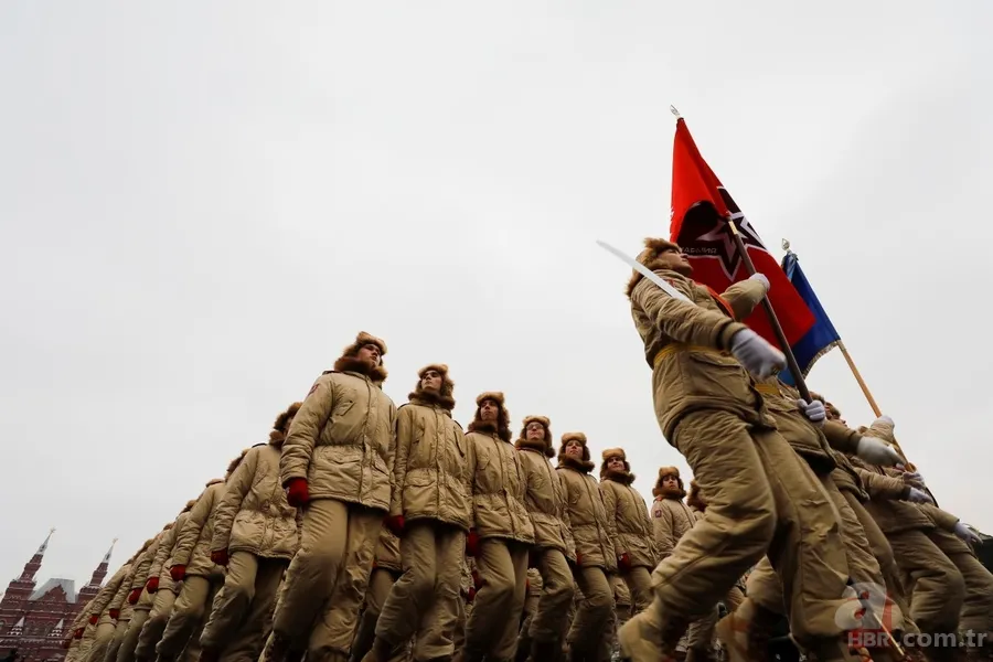 Rusya'dan renkli görüntüler! 'Sovyet askerleri' Kızıl Meydan'da... 22