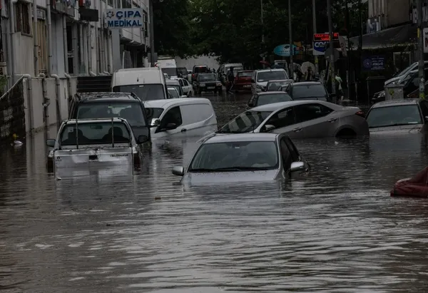 1686493896483.jpeg Sel sonrası Ankaralılardan Mansur Yavaş'a istifa çağrısı! Başkent rögarlar taştı çok sayıda yeri su bastı - 5