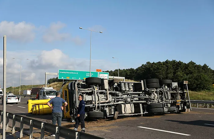 Son dakika: Kuzey Marmara Otoyolu'nda vinç devrildi - 3