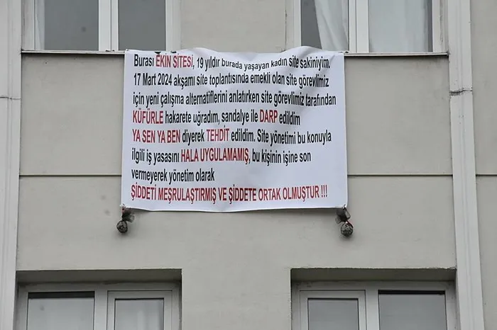 izmirde-apartman-gorevlisinin-saldirisina-ugradi-sesini-duyurmak-icin-pankart-asti-1713369882509.jpeg İzmir'de şiddete pankartlı tepki! Apartman görevlisi kabusu yaşattı: Sesini böyle duyurdu - 3