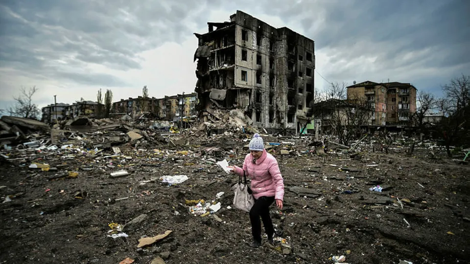 MAXAR Rusya-Ukrayna savaşında bombalanan Velykyi Burluk'a ilerleyen Rus konvoyunu görüntüledi