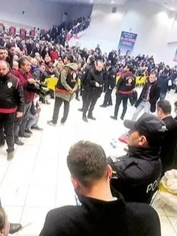 CHP'nin Buca kongresinde büyük kavga yaşandı! Polis ekipleri olaya müdahale etti - 2