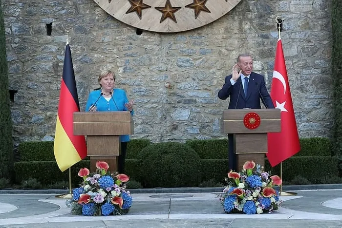 Son dakika: Başkan Erdoğan ile Angela Merkel arasında gülümseten "koalisyon" diyaloğu - 4