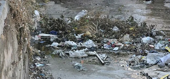 İzmir’de yine çöp sorunu! Karabağlar esnafı taşkından korkuyor