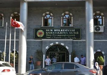 Sur ve Silvan belediyelerinde yasa dışı materyaller bulundu