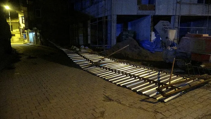 Tokat'ta çıkan fırtına ağaçları kökünden söktü - 1