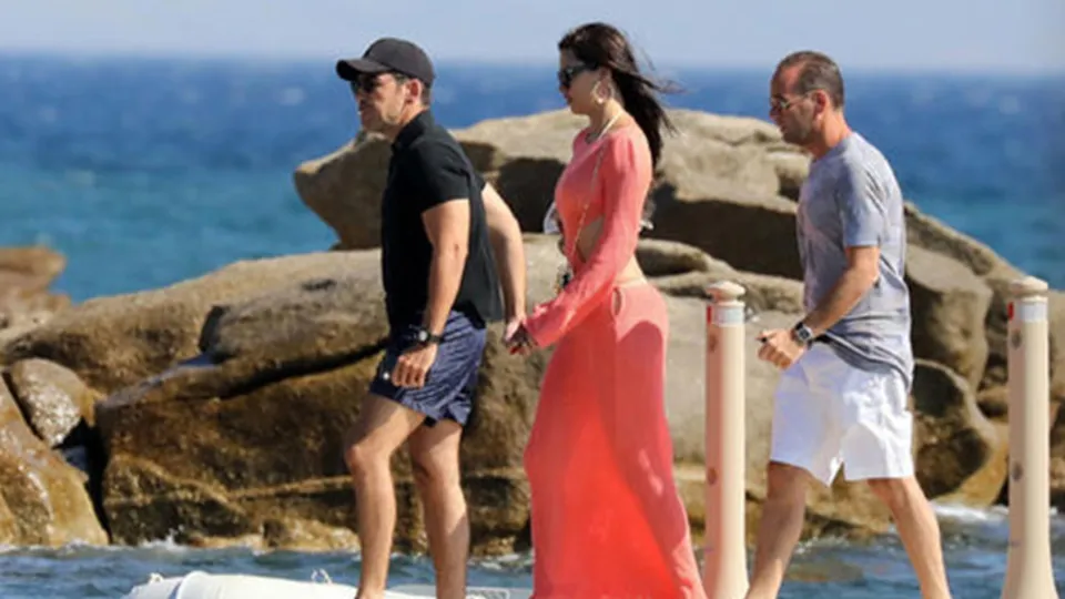 Adriana Lima Türk iş adamı Emir Uyar ile el ele görüntülendi