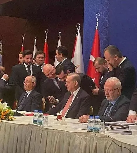 baskan-recep-tayyip-erdogani-sasirtan-28-yillik-hikaye-fotografi-gorunce-duygulandi-1703335919322.jpeg Başkan Recep Tayyip Erdoğan'ı şaşırtan 28 yıllık hikaye! Fotoğrafı görünce duygulandı - 4