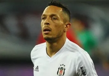 Beşiktaş'ta derbi öncesi Adriano şoku