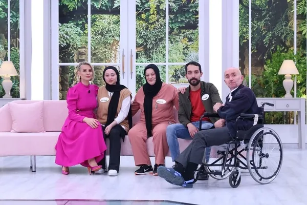 film-gibi-kavusma-oldu-sandigi-babasini-esra-erolda-buldu-1704877484667.jpeg Film gibi kavuşma! Öldü sandığı babasını Esra Erol’da buldu - 4
