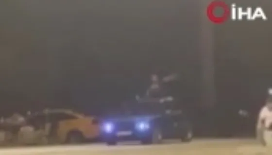 adanada-soke-eden-goruntuler-otomobilin-tavaninda-yolculuk-yaptilar-1661777016003.jpg Adana’da şoke eden görüntüler! Otomobilin tavanında yolculuk yaptılar - 4