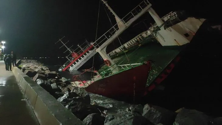 Maltepe sahilinde film sahnelerini aratmayan olay! Fırtına nedeniyle karaya oturan gemi battı