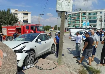 Hatay'da polis aracıyla otomobil çarpıştı: 3'ü polis 5 yaralı