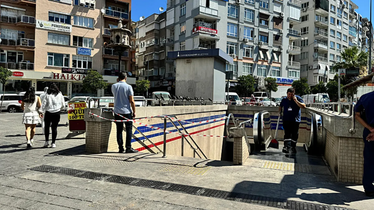 İzmir'de yürüyen merdiven bir anda terse gitti! Vatandaşlar düştü! Yaralılar var...