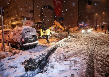 İstanbul'da yoğun kar yağışı ağaçları devirdi