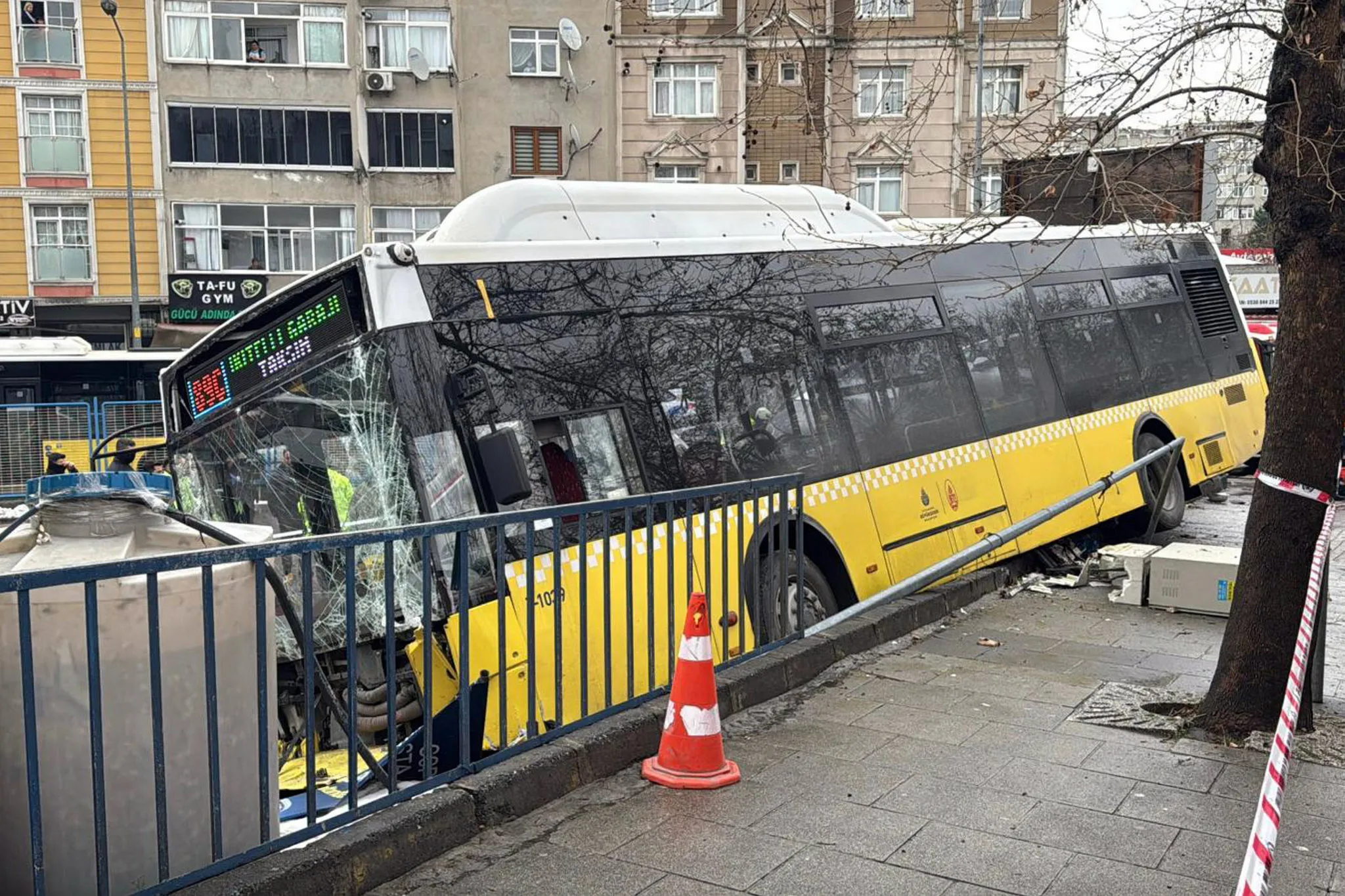 Esenler'de İETT otobüsü otoparka daldı! Ortalık savaş alanına döndü | A Haber olay yerinde